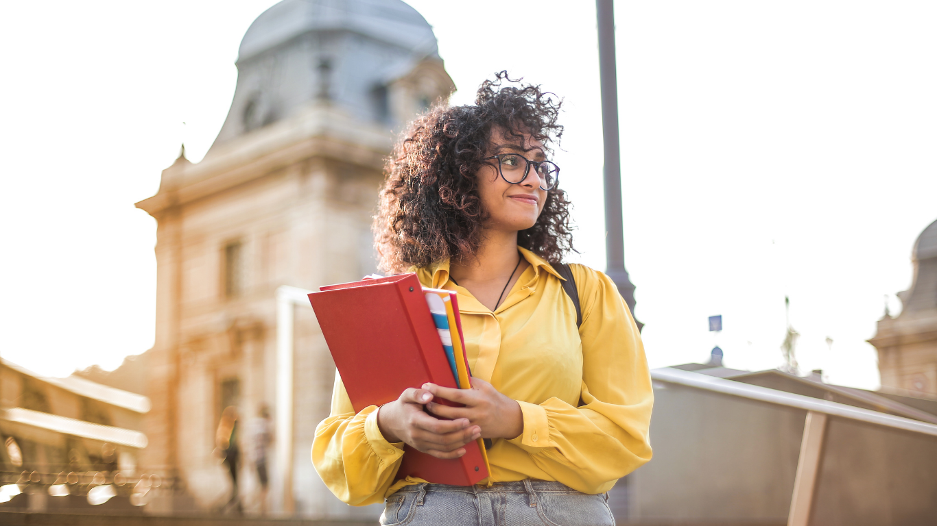 Estudiante internacional feliz en Irlanda disfrutando de su experiencia educativa